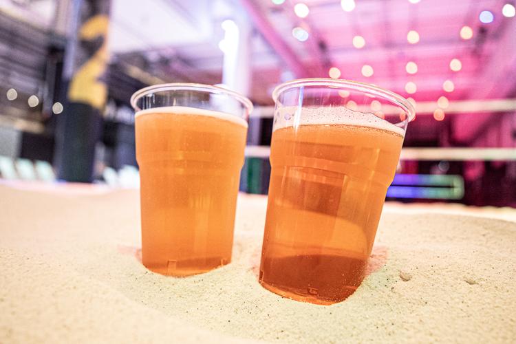 Nauti virvokkeita rantabaarissa